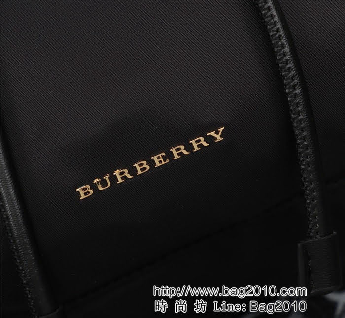 BURBERRY巴寶莉 新款背包 肩背式軍旅背包 品牌典藏的軍風包款 正面飾有Burberry立體字母徽標 9721  Bhq1081